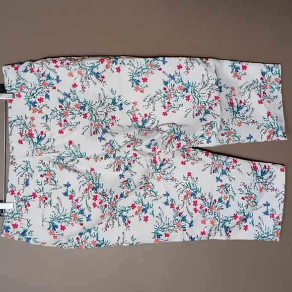 St. John's Bay Flowered Capri Pants Size 16 NWT - Picture 2 of 5
